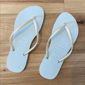 BNWOT White Havaianas Flip Flops 39/40